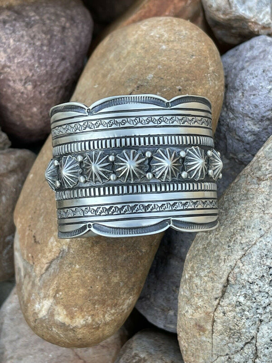 Incredibile Navajo Tribal Power Sterling Silver Cuff Bracelet